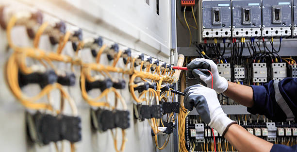 Professional Electrician technician working in Libertyville, IL